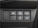 ホンダセンシングが装備されています。アダプティブレーダークルーズやレーンキープアシスト、車線逸脱防止機能なども備えていて、ロングドライブも快適で安全にお楽しみいただけます。