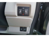両席電動スライドドア等のスイッチ類は運転席右下にあります。