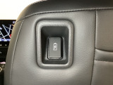 運転席の後ろには充電可能なUSB端子がついています。横のポケットにスマートフォンなどを差し込んで移動中に充電もできるので便利です。