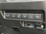 スタイリッシュなデザインのインパネ。各操作スイッチは使いやすい位置に配置されてます。