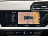 サラウンドビューカメラ装備 車両の4つのカメラから得た映像を合成し、上空から眺めているような映像をモニターに映し出します。車両周辺の歩行者や障害物などの発見に役立ちます。