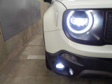 ハロゲンと比較して格段に明るいLEDヘッドライトは、より遠くより幅広い照射角を実現し、夜間の視認性の向上に寄与します。
