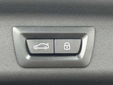 MINIの運転席操作部は、中央に構えるディスプレイが最大の特徴です。航空機を思わせるトグルスイッチなど、直感的で遊び心のあるメカニカルな操作感が、ゴーカートのような走りの高揚感を高めます。