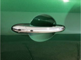 MINIはドアが分厚いです。衝突によりドアがつぶれてしまった場合にも外からいち早くドアを開けれるよう考えられています。数十秒の救出の遅れが命につながりかねない場合、こういった配慮が重要なポイントです。
