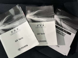 メンテナンスノート、取扱説明書ですね。 車の情報が凝縮されています。 車の整備記録が記載されている大事な物ですよ。