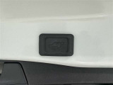電動式バックドアです。 荷物を持ったままでもボタン一つで自動的に開け閉めできるので便利ですよ。 挟み込み防止機能も付いていますのでお子様の手や荷物を挟み込むのを防いでくれますよ。