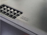 ◆助手席エアバッグ◆SRSエアバッグは、シートベルトだけでは防ぎきれない衝突時の衝撃から乗員を守るための安全装置。衝突時に瞬時に膨らみ、頭部や胸部がダッシュボードに直接衝突するのを防ぎます。