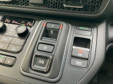 エレクトリックギアセレクターです!ボタン式のシフトで運転席周りがすっきりしています!