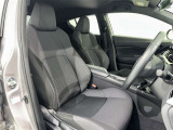 シックな色使いの運転席周りですね。すっきりとしたデザインで上品な色使いです。居心地の良い運転席、長く座ってられるリラックスできるデザインがいいですね。