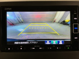 リバースギアに入れるだけで後方の表示へ切り替わります。夜間や雨の日の駐車も楽になりますよ。