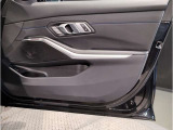 BMWの分厚いドアは、もしもの時にも搭乗者を守ってくれます。