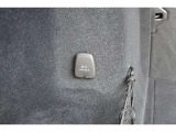 トランクスペース左側の12V電源。アウトドアのときなどに、大変役立ちます。