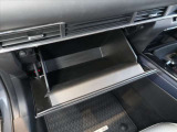 上下に大きく開くグローブボックスは、収納力にも優れています。他にも収納スペースが数多く設置されています。必要に応じて使い分けてください★☆★☆