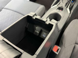 カップホルダーや小物入れなど色々な物を収納できます。