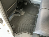 しっかりと汚れ、砂ぼこりを落とし足元まで清潔な車内空間を作り上げております♪