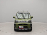 ボンネットフードの左右前端が見やすく車両感覚がつかみやすいので、狭い道でも安心して運転できます。
