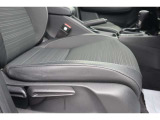 【運転席シート】ハイトアジャスター機能で自分の運転しやすい高さに座席を調整できます!
