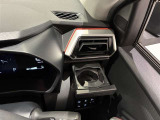 運転席右横にはカップフォルダーが有り、運転中のドリンクも安全に楽しめます!