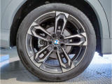 BMWの純正アロイホイールは軽量かつ強度にも優れているホイールで走行性能を引き上げる設計になっております。足元にもBMWは妥協がなくこだわっている個所になります。