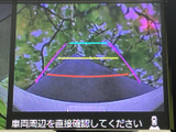 駐車時の安全確認をサポートするカメラ映像が表示されます。後退時の視界を広げ、安心して運転できます。