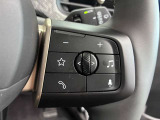 MINIの運転席操作部は、中央に構えるディスプレイが最大の特徴です。航空機を思わせるトグルスイッチなど、直感的で遊び心のあるメカニカルな操作感が、ゴーカートのような走りの高揚感を高めます。