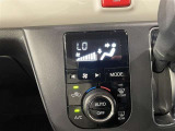 【オートエアコン】一度お好みの温度に設定すれば、車内の温度を検知し風量や温度を自動で調整。暑い&hellip;寒い&hellip;と何度もスイッチ操作をする必要はありません。快適な車内空間には必須の機能ですね♪