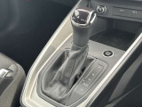 Audiのシフトレバーは、その車のトランスミッションに合わせて異なるデザインと機能を持っており、運転の楽しさと快適さを追求しています。