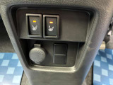 【フロント両席シートヒーター】冬場に重宝します♪車のエアコンではエンジンが暖まるまで暖かい風は出ませんが、電気でシートの中の熱線を暖めるので、エアコンより早く暖まります!