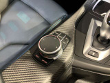 iDriveコントローラー:シンプルかつ直感的な操作でコントロールディスプレイに表示されたさまざまな機能を設定できます。コントローラー上部のタッチパッドを使えば指に文字入力や地図のスクロールが可能です。