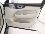 運転席ドアの全景です。キャビンを彩るすべてのものに、機能を形にした美しさが備わっています。