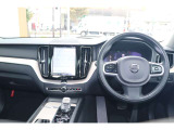 インストルメントパネルは僅かに運転席側へと傾けられているほか、余計なスイッチ類を可能な限り排し、運転に集中しやすい環境を造り出しています。