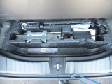 トランクルームには工具とパンク修理キットがあります。