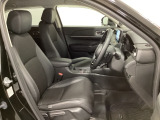 広い足元にゆったり座れるシートには肘掛けも装備しており長距離の運転でも疲れにくくなってます。女性でも運転がしやすいように、シートの高さ調整機能(シートリフター)がついています。
