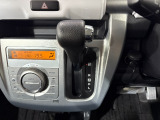 インパネシフトだから視線の移動も少なく足元もスッキリ♪運転席もゆったりしているのでゆとりを持ってドライブできますね!
