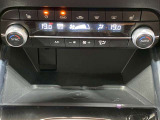 【フルオートエアコン】運転席と助手席の温度調整がそれぞれ出来るフルオートエアコン装備です。これなら暑がりなご主人、寒がりな奥様が同乗されても問題ないですね。