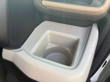 運転席側ドリンクホルダーは様々な形状の飲み物を固定することが可能です!