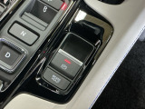 パーキングブレーキはスマートな電子制御式と合わせて渋滞時等にブレーキペダルから足を離しても停車状態を保持してくれるオートブレーキホールド機能で運転が楽になります。スタートはアクセルペダルを踏むだけ