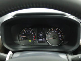大型の2眼メーターを採用。視認性が高いため視線移動が少なく、集中して運転できます。