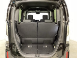 開口部も広く荷物の積み下ろしもしやすいお車となっております。シートの背もたれは5:5の割合で背もたれを可倒でき、前後のシートスライドもできるので荷室をひろげることができます。