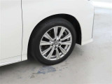 装着タイヤサイズは、235/50R18です。純正アルミホイールを装着しております。