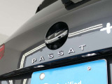 リヤビューカメラで駐車をサポート。バックカメラも見やすく、格納式なので天候に左右されません。(中央エンブレムの中にカメラ内蔵)