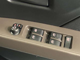 格納式リモコンドアミラーと、パワーウィンドウマスタースイッチです。車内の換気も運転席から簡単に行えます。