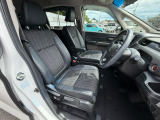 足元もゆったりで長時間の運転も疲れにくいフロントシートです。