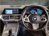 【ハンドル】ドライバーとBMW車の一体感がダイレクトに伝わるステアリングホイール。形状・太さへの拘りに加えて、操作性を高める為にスイッチ類も配置。クイックかつ安定のドライビングを体感下さい!