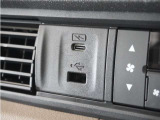 ◆USBチャージャー◆スマートフォンの充電等にも便利なUSBチャージャー!使いやすい場所に装備されています。
