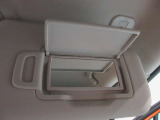 運転席側と助手席側にバニティミラーついていますちょっとした身だしなみが確認できます。