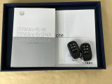 メンテナンスノート【点検整備記録簿・保証書】、取説も揃ってます。スマートキーはバッグなどにしまったままボタン操作でエンジン始動・停止やハイブリッドシステムの起動や停止ができて大変便利です
