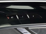 運転席と助手席のシートポジションを2人分メモリーすることが出来ます。