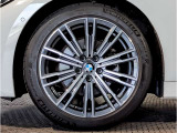【BMWアロイホイル】軽量かつ強度に拘ったアロイホイル。走行性能ポテンシャルを引き出す設計。車の足元を引き締めてくれる大きなポイントはアロイホイルです。