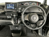 【ハンドル】運転にかかわる様々な操作を安全に行えるように視点移動が少なく操作性に配慮されたスイッチ類が凝縮されたコックピットです。